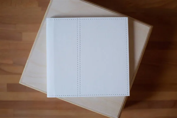 Στην Ξύλινη Επιφάνεια Υπάρχει Κλειστό Βιβλίο Δερμάτινο Κάλυμμα Λευκό Χρώμα — Φωτογραφία Αρχείου