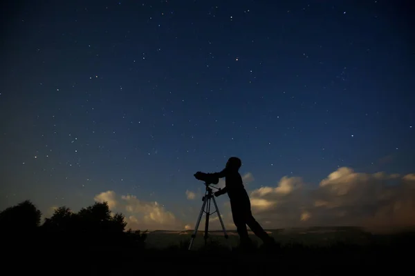 Silueta Niño Con Telescopio Que Estudia Cielo Estrellado Las Galaxias — Foto de Stock