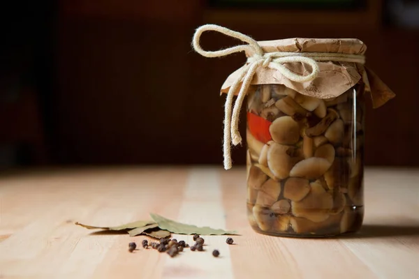 Banco Cogumelos Conservados Escabeche Mel Agarics Que Está Uma Superfície — Fotografia de Stock