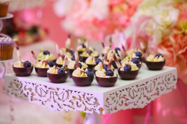 Şekerlemeler, kekler, kremalı pastalar ve badem ezmesi.