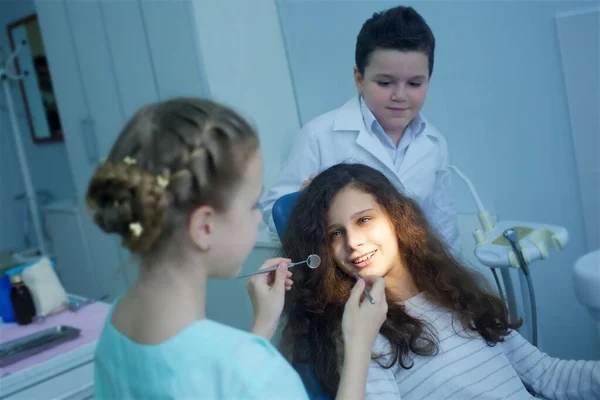 Tandarts Spelen Het Tandartspraktijk Meisjesdokter Behandelt Patiënten Patiënt Gelukkig Tevreden — Stockfoto