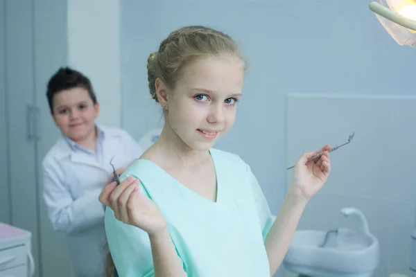 Att Spela Tandläkare Tandläkarmottagningen Flickläkare Behandlar Patienten — Stockfoto