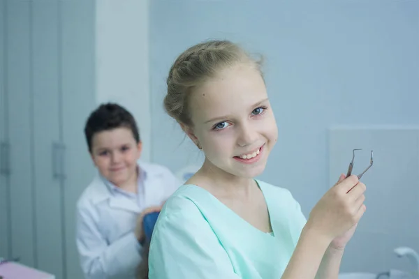Diş Hekiminde Dişçilik Oynuyorum Kız Doktor Hastayı Tedavi Ediyor — Stok fotoğraf
