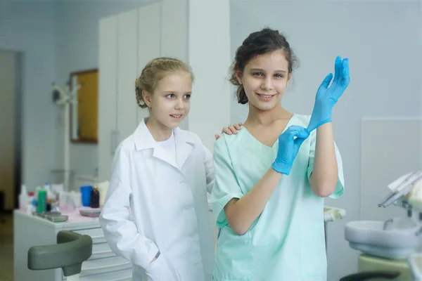 Att Spela Tandläkare Tandläkarmottagningen Två Barn Till Läkaren — Stockfoto