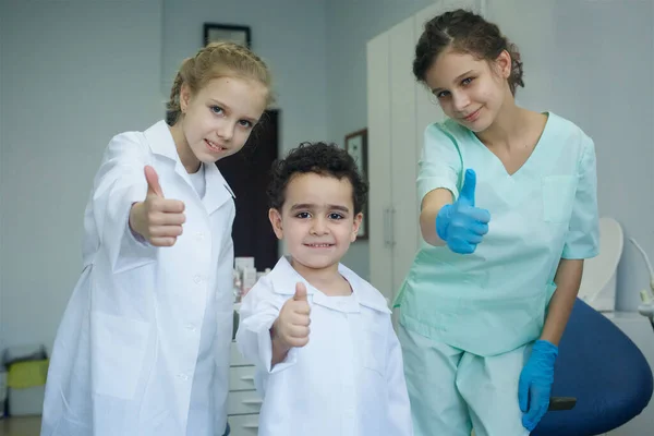 Tandarts Spelen Het Tandartspraktijk Kleine Dokter Baby Jongen Meisje Assistenten — Stockfoto