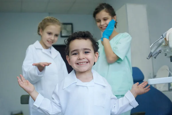Bawię Się Dentystę Gabinecie Dentystycznym Mały Lekarz Chłopiec Dziewczyna Asystenci — Zdjęcie stockowe