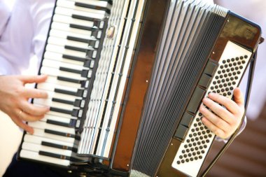 Erkeklerin elleri bir müzik aleti tutuyor..