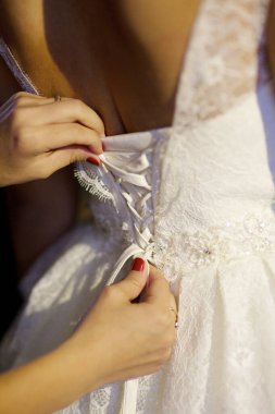 Beyaz elbiseli gelinin zarif kadın elleri