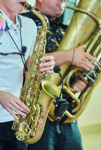 Müzikal Enstrüman Saksafonu Sanatçının Elinde Konser Caz Veya Klasik Müzik — Stok fotoğraf