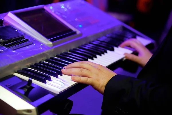 Das Elektronische Tasteninstrument Der Synthesizer Und Die Hände Die Spielen — Stockfoto