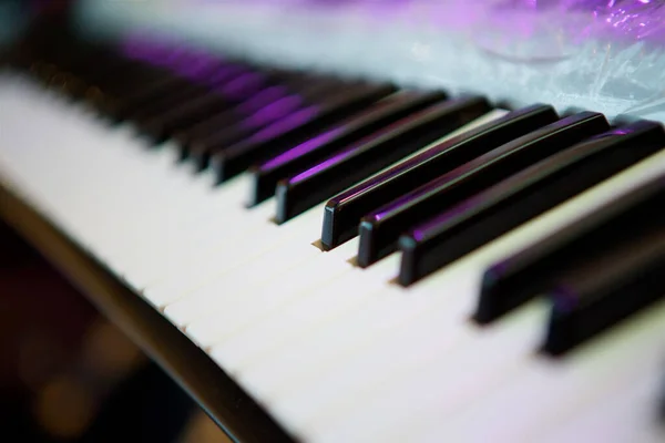 Teclado Electrónico Sintetizador Instrumentos Musicales Primer Plano Las Teclas Blanco —  Fotos de Stock