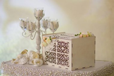 Doğum günü ya da düğün çifti için dilekleri olan para ve kart şeklinde kutular..