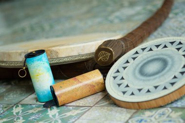 Şaman ya da Budist tapınaklarında dini müzik çalan bir müzik aleti..