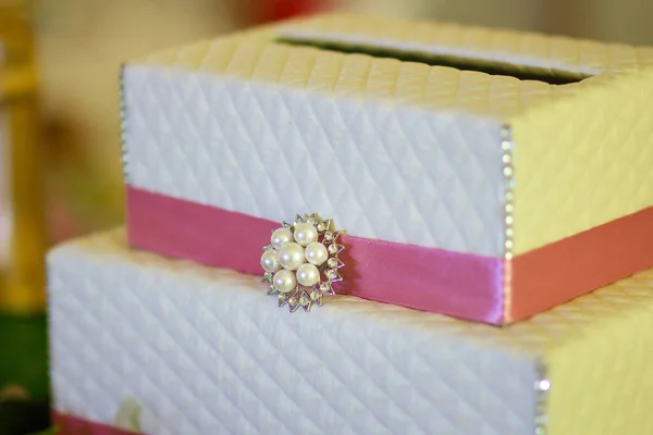 礼品盒 以金钱为形式的礼品盒和有生日或结婚愿望的卡片 — 图库照片