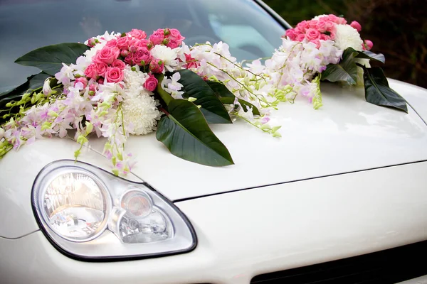 Samenstelling Gemaakt Door Bloemisten Van Verse Bloemen Vakantie Auto — Stockfoto