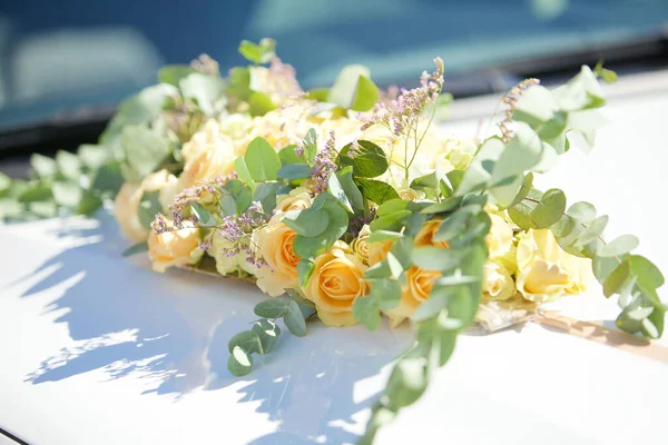 Composition Made Florists Fresh Flowers Holiday Car — Stock Photo, Image