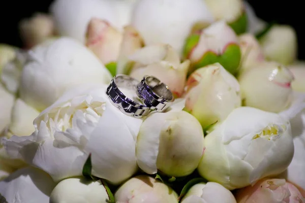 Anelli Nuziali Metallo Trovano Bellissimo Mazzo Fiori Freschi Concetto Feste — Foto Stock