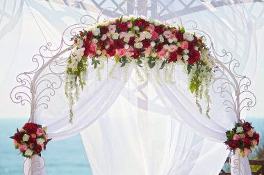 Kompozisyon, çiçekçiler tarafından parti, düğün ya da kutlamada taze çiçeklerden yapıldı..