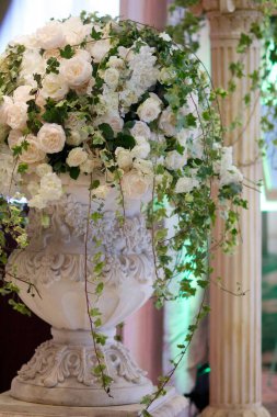 Kompozisyon, çiçekçiler tarafından parti, düğün ya da kutlamada taze çiçeklerden yapıldı..