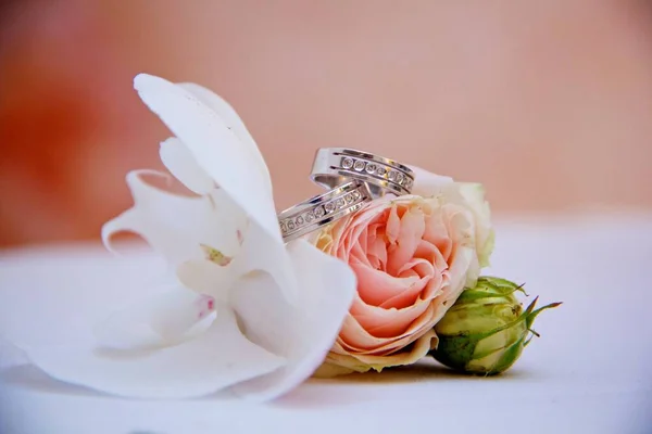 Fémből Készült Jegygyűrűk Egy Gyönyörű Csokor Friss Virágon Fekszenek Ünnepek — Stock Fotó