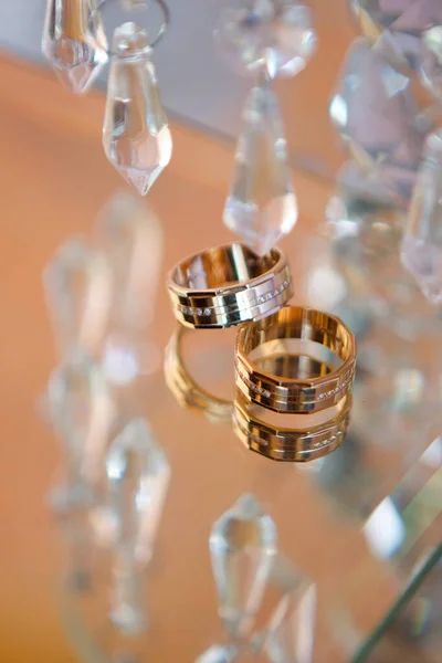 Svatební Prsteny Pro Svatby Leží Zrcadlovém Odrazovém Povrchu Svátky Oslavy — Stock fotografie