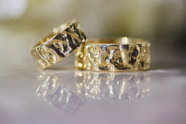 Svatební Prsteny Pro Svatby Leží Zrcadlovém Odrazovém Povrchu Svátky Oslavy — Stock fotografie