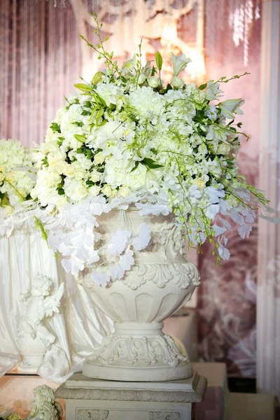 組成物は パーティー 結婚式やお祝いの新鮮な花からの花で作られています — ストック写真