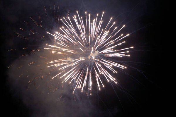 Яркие фейерверки против темного ночного неба.