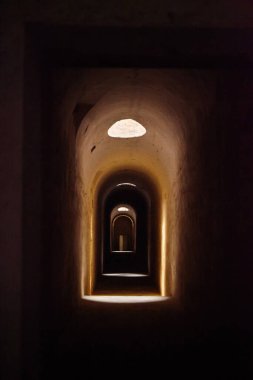 Kalenin altındaki antik taş zindan ya da orta çağdan kalma eski bir bina. Eski duvarlar ve delici ışıkla açılan açıklıklar.