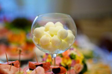 Lezzetli tatlı meyve, güzelce dilimlenmiş ve tabağın üzerinde yatıyor.