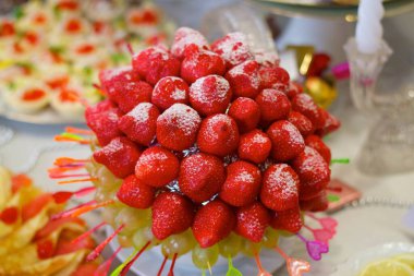 Lezzetli tatlı meyve, güzelce dilimlenmiş ve tabağın üzerinde yatıyor.