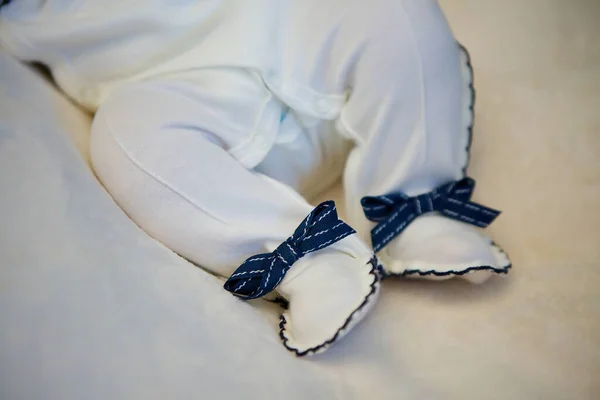 Nogi Dziecka Białych Suwakach Niebieskimi Kokardkami — Zdjęcie stockowe