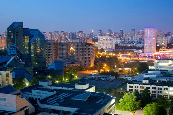Gökdelenleri ve şehir evleri olan büyük bir şehrin manzarası.