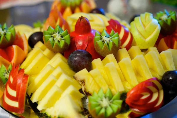 Deliciosa Fruta Dulce Bellamente Rebanada Acostada Plato —  Fotos de Stock