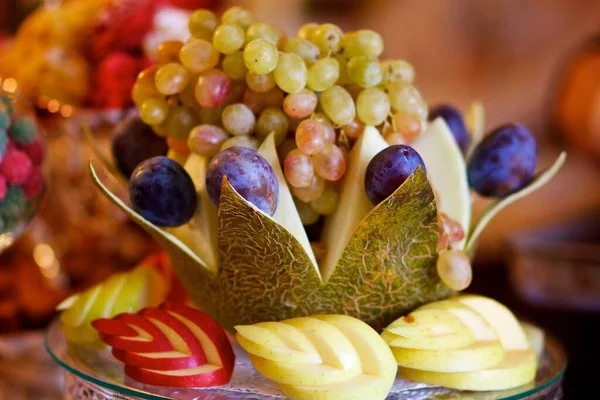 Delicioso Fruto Doce Lindamente Fatiado Deitado Prato — Fotografia de Stock
