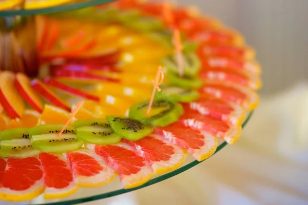 美味的甜水果切成薄片 躺在盘子里 — 图库照片