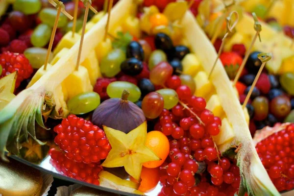 美味しい甘い果物が美しくスライスされ 皿の上に横たわる — ストック写真