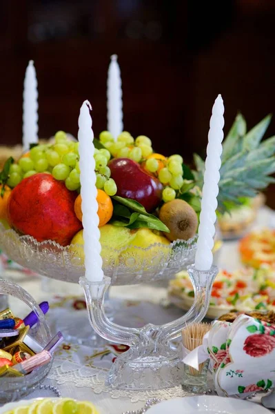 Delicioso Fruto Doce Lindamente Fatiado Deitado Prato — Fotografia de Stock