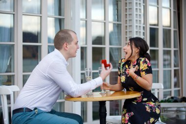 Birbirine aşık bir çift masada oturuyor ve bir adam kıza evlenme teklif ediyor. Kız neşe ve haz veriyor.