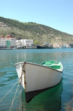 Tekneler limanda bağlı. Turistler ve balıkçılar için tekne. Küçük bir gemi..