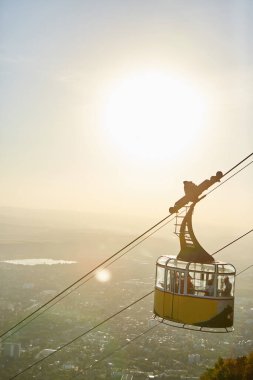 Dağa tırmanmak için çekici teleferik. Seyahat ve turizm dağlara, ormana, şehrin yüksek noktalarına .