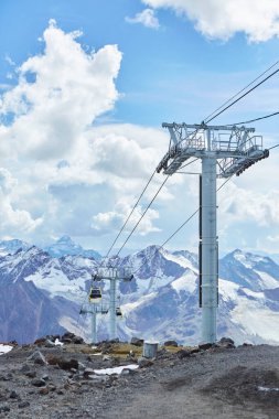 Dağa tırmanmak için çekici teleferik. Seyahat ve turizm dağlara, ormana, şehrin yüksek noktalarına .