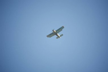 Mavi havada uçmak; bulutsuz gökyüzü düzlemi