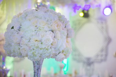 Kompozisyon, çiçekçiler tarafından parti, düğün ya da kutlamada taze çiçeklerden yapıldı..