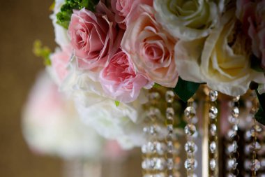 Kompozisyon, çiçekçiler tarafından parti, düğün ya da kutlamada taze çiçeklerden yapıldı..