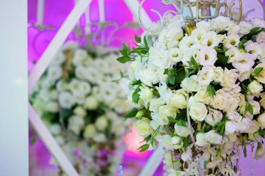 Kompozisyon, çiçekçiler tarafından parti, düğün ya da kutlamada taze çiçeklerden yapıldı..