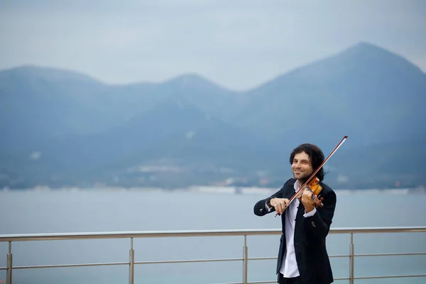 Musiker Violinist Med Sitt Violininstrument Händerna Spelar Musik Bakgrunden Havet — Stockfoto