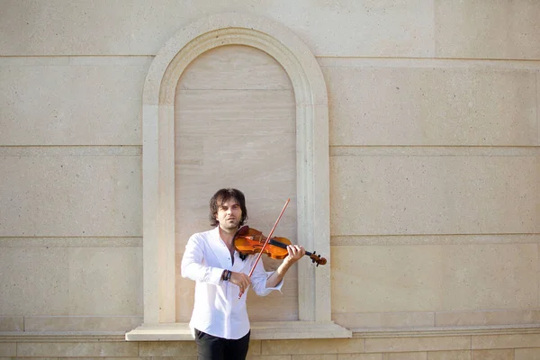Musiker Violinist Med Sitt Violininstrument Händerna Spelar Musik Mot Den — Stockfoto