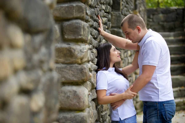 Birbirine Aşık Genç Bir Çift Taş Duvarın Yanındaki Parkta Duruyor — Stok fotoğraf