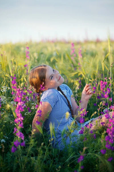 Meisje Zit Zomer Het Gras Een Veld Met Bloemen — Stockfoto